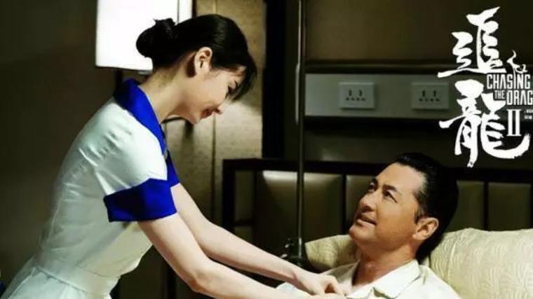 |67岁王晶被曝酒店遭性感美女强塞房卡，表情淡定，网友：见过世面