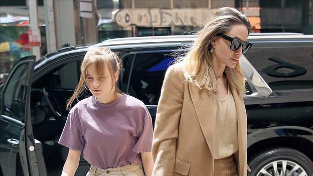 朱莉出街都穿秋装了？黑裙配黑色大衣漫步纽约，女神的松弛感绝了