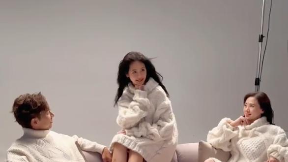 翁虹晒全家合影视频：16岁水晶笑容甜美，白衣长发好可爱！