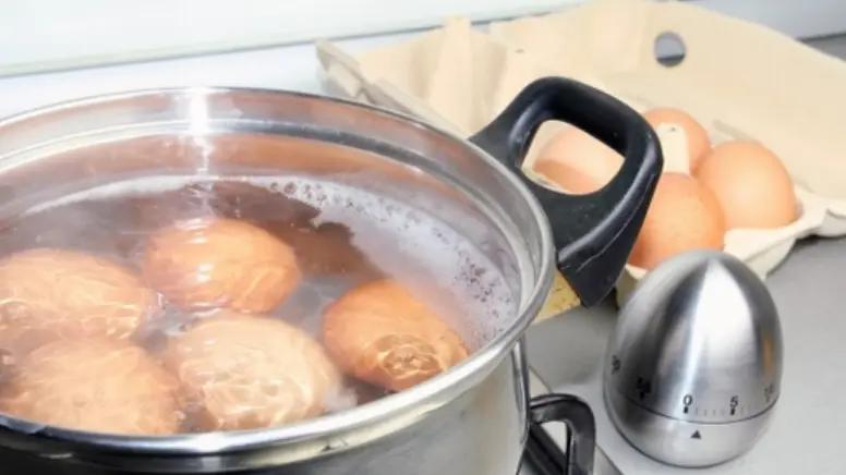 |水煮蛋，最忌直接冷水下锅，教你正确做法，鸡蛋鲜嫩，壳一碰就掉！