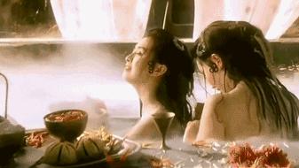 被老头“糟蹋”的5位女星，个个美艳动人，却鲜花插在牛粪上！