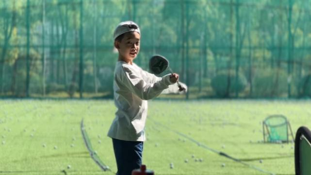 陈小春|陈小春重金培养儿子新爱好，Jasper打高尔夫好帅酷，超大码脚抢镜