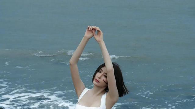 40多岁的秦岚却拥有20岁的身材，光脚站在海边的鹅卵石上，逆生长