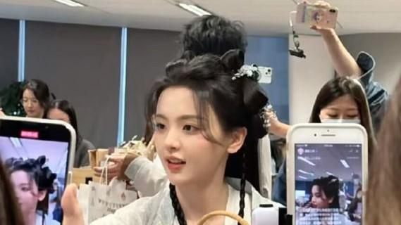 杨超越|杨超越徐正溪合体扫楼，女方被赞可爱漂亮，给员工化妆撞脸黄子韬