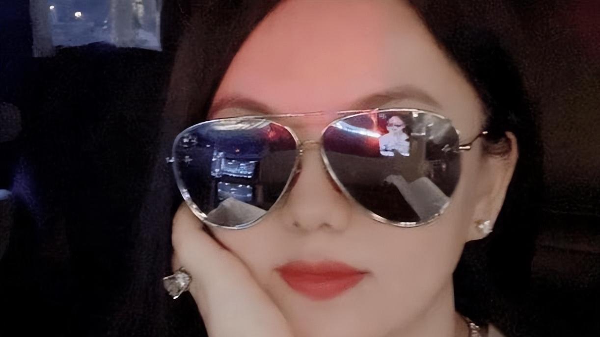 李湘|知情人曝李湘身家5000亿，每天躺赚1000万，女儿安保费过10亿