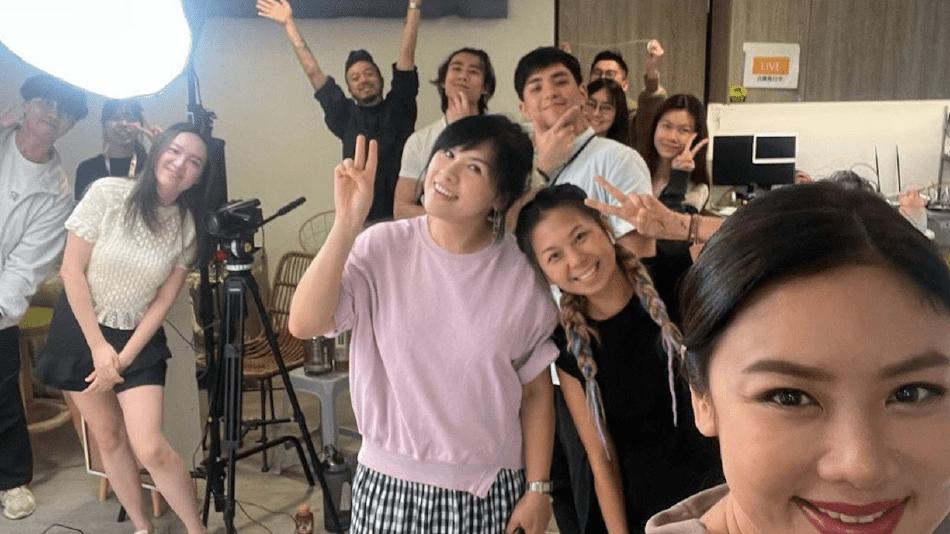 ?乐基儿展现自信笑容，开心弹奏吉他，离婚后状态不受影响