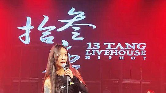 徐歌阳|茂名：歌手徐歌阳酒吧卖唱，还带上那英队马杰雪，两双大长腿吸睛