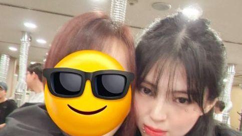 韩素希与粉丝合影，眼钉唇钉很多，丝毫不避讳，头发稀疏发缝明显