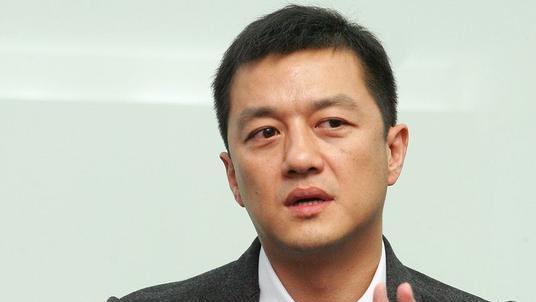 李亚鹏|李亚鹏欠债4千万被限制高消费，禁搭飞机怒改乘廉价火车