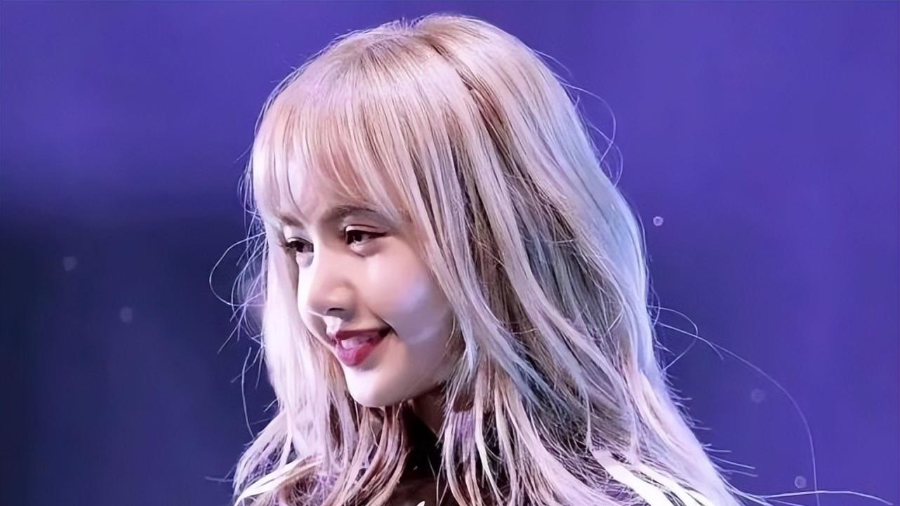 亚洲名人堂再提一人：K-POP天后Lisa提名入驻，音乐再绽新辉煌