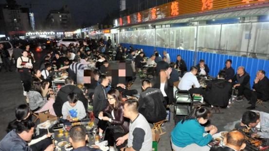 淄博|江苏8位老友去淄博吃烧烤，点满桌羊肉好酒，结账时集体“吓住”