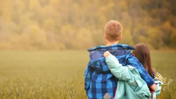 女孩|27岁女孩每晚和29岁哥哥同睡，至今不找男友，坦言就想和哥哥过一辈子(下)