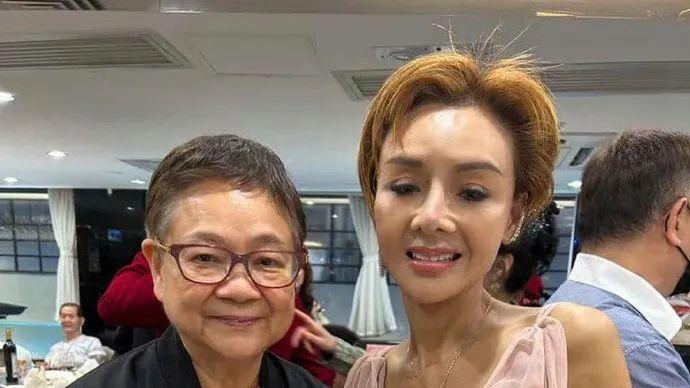 57岁叶子楣久休复出，瘦骨嶙峋身材依旧火辣，不断向客人鞠躬致谢