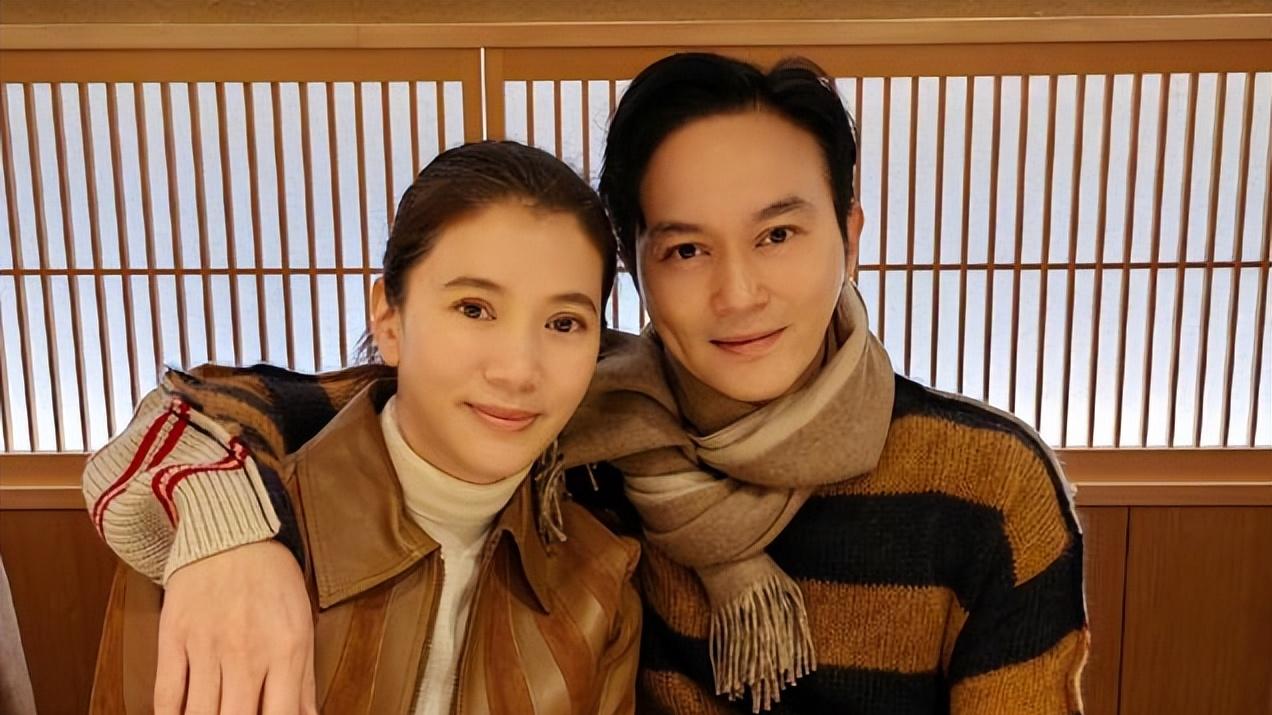 袁咏仪|袁咏仪和张智霖牵手逛街，袁咏仪手提18万的包包显阔气