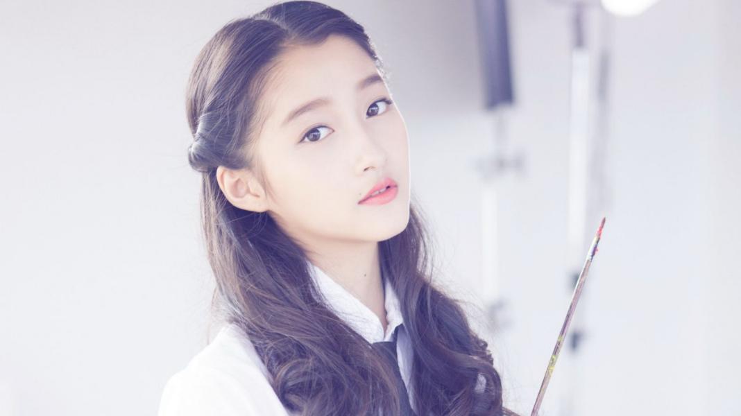 关晓彤|一家人靠父亲跑龙套生活的关晓彤，为何被大众称为“京圈格格”？