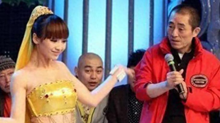 柳岩为出名够拼！穿肚兜装跳性感舞，看张艺谋表情就知道多精彩