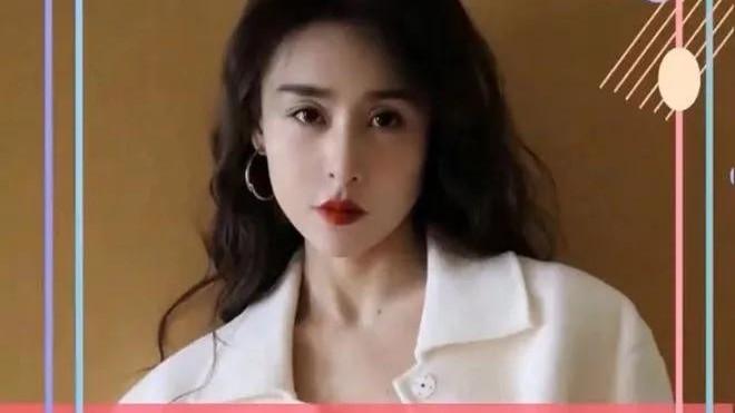 贾青|36岁女星贾青被曝绯闻，给导演寄内衣，脚踏多船，与男友床照被曝