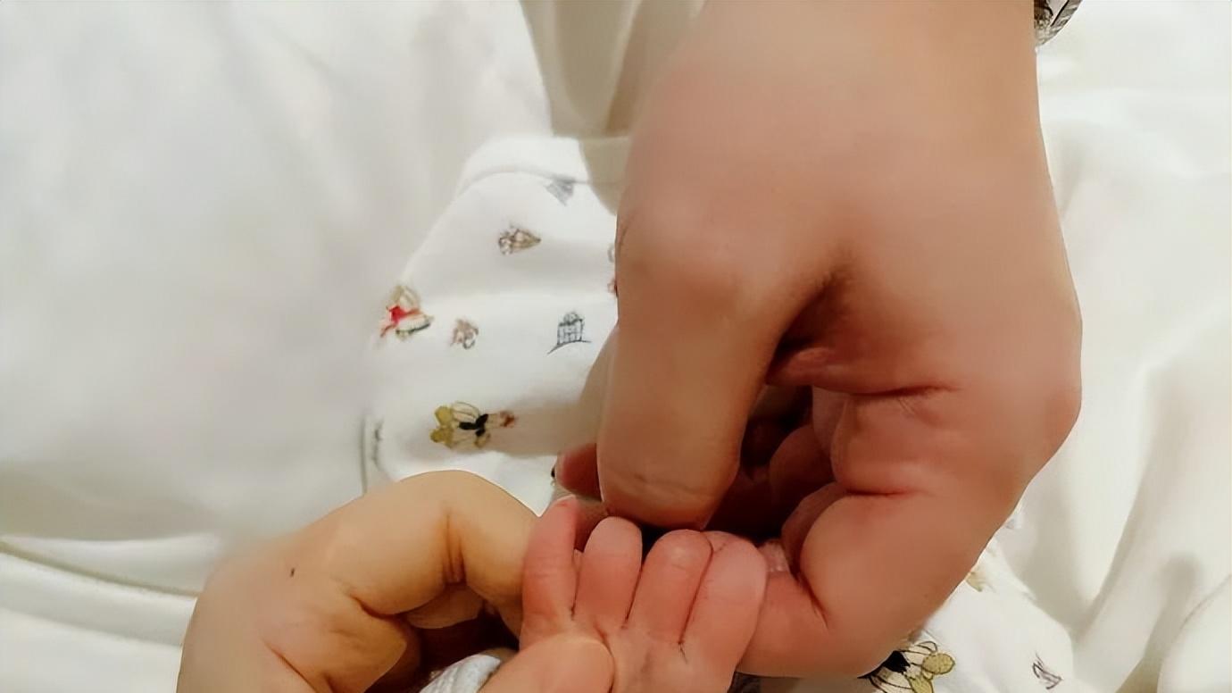 Selina第一次晒娃就挨批：说了多少次，别再这样对新生儿