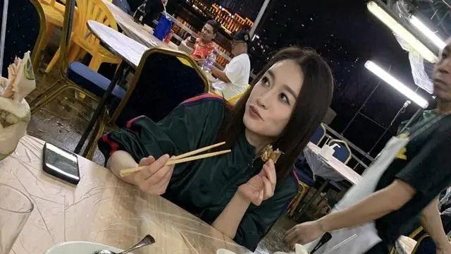 李小冉真会往“嫩”了穿，拼接T恤配破洞裤像个大学生，40+女人学学