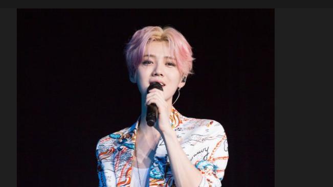 鹿晗在医院被偶遇！巡演连抽转，致旧伤复发，女友关晓彤疑似陪同