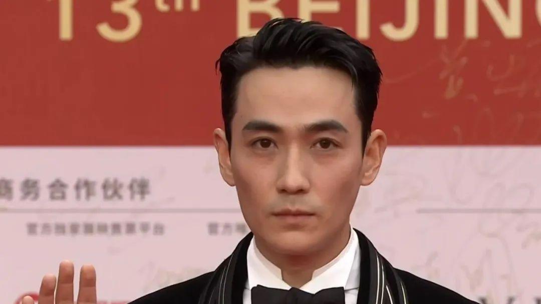 胡先煦|内娱普男聚会？北京这场红毯，欧豪发福，陈飞宇嘴凸，胡先煦变丑