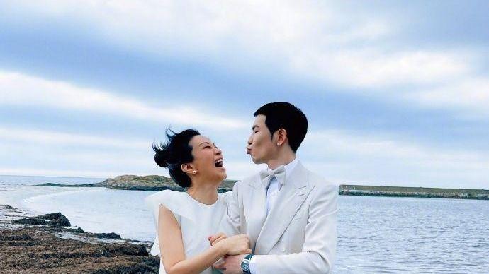 萧敬腾晒婚纱照官宣结婚，女方打扮素净没有名贵首饰，笑得很开心