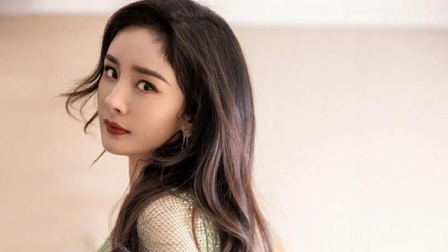 杨幂|杨幂穿绿丝绒长裙大秀美腿！千娇百媚又仙又欲性感撩人