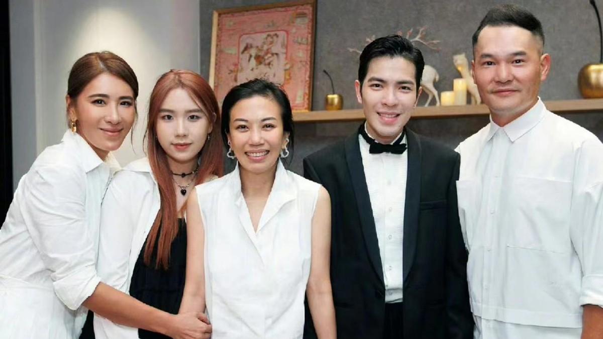 不愧是萧敬腾的菜，大14岁未婚妻职场打扮气场足，淡妆撞脸贾静雯