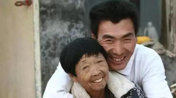 李玉成|曝86岁马玉琴去世，李玉成为赚钱隐瞒，却与黑裙女当街热舞庆祝