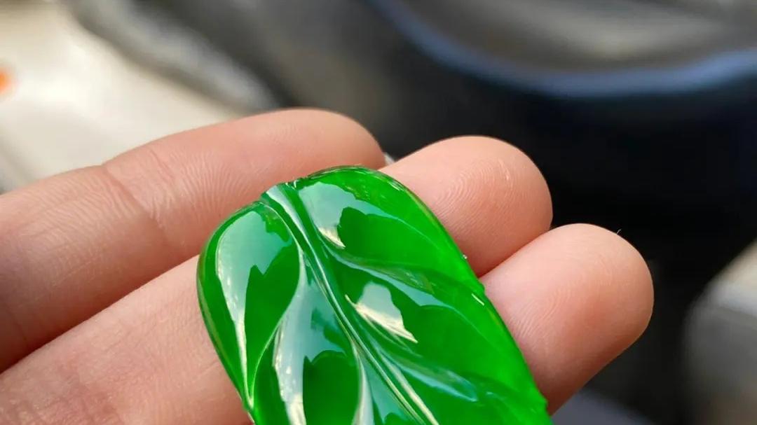 |两件翡翠，看起来差不多，为什么差价可以到达几十倍？