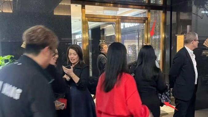 李湘现身香港被偶遇，衣品被指一言难尽，身材圆润被指将近200斤