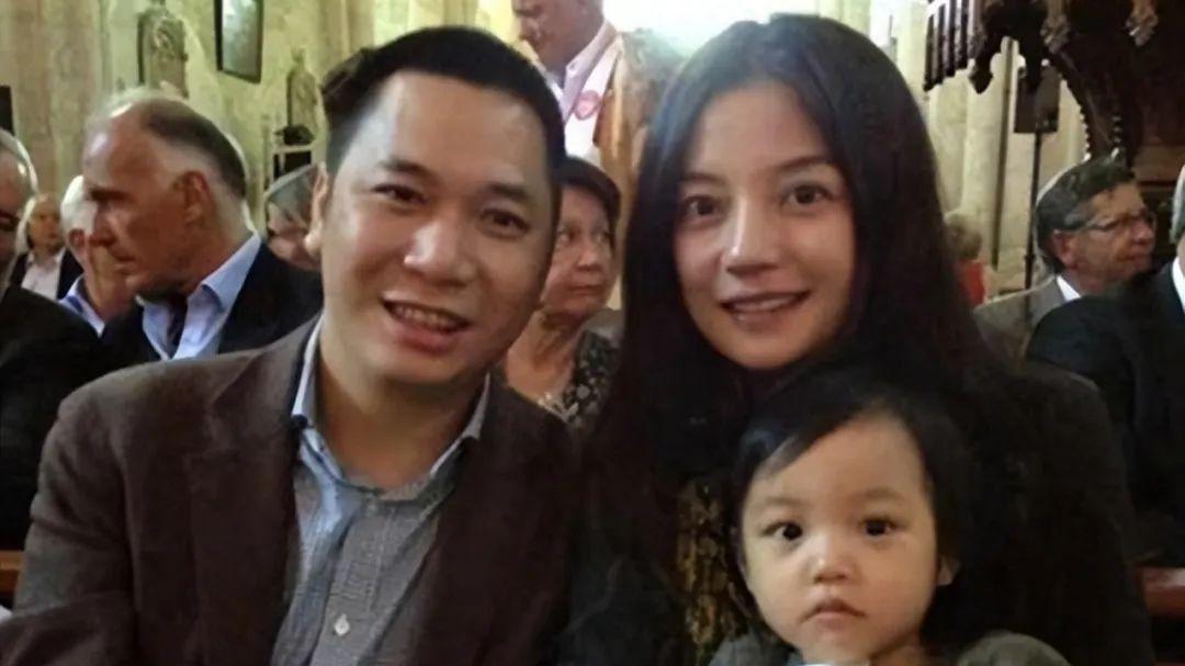 黄有龙老父猝逝, 赵薇夫妇遥控农村举办百万豪华葬礼, 舞台歌舞喜气洋洋