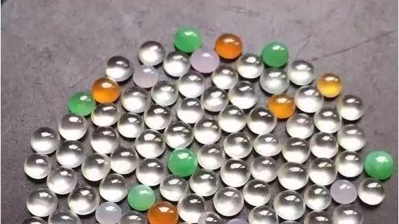 翡翠|翡翠“观音”：3000颗蛋面垫底，玻璃种满色帝王绿