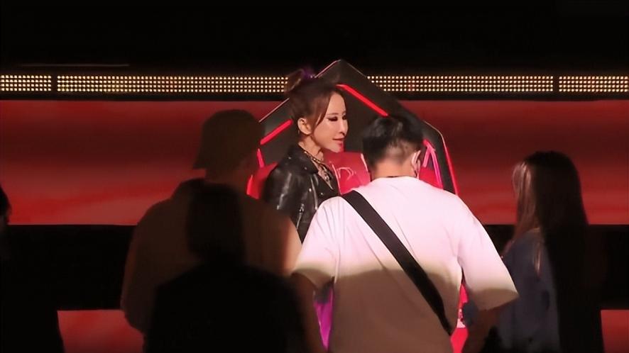 不值得！李玟用命维护的学员，不懂感恩集体沉默，未赴葬礼很骄傲