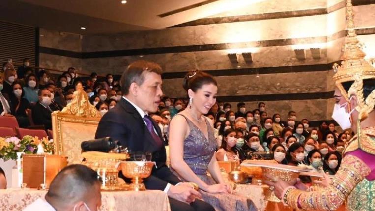 苏提达王后中年发福，紧身礼服勒出3层小肚腩，直接放弃身材管理