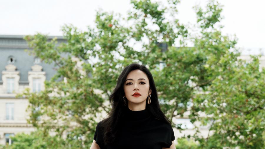 姚晨 姚晨阿玛尼看秀造型露出，红唇烟熏妆梦回摇滚狂花彭莱