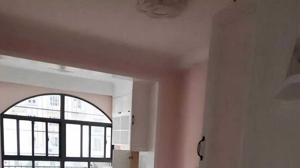 新房还没入住就很漂亮，玄关装大衣柜，头一次见把阳台包进卧室