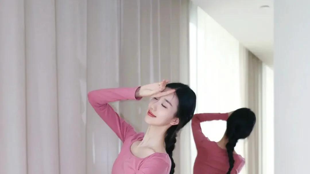 穿衣搭配|春天，职场女生穿这几套就够，针织衫和长裤百搭耐看，简约又时髦