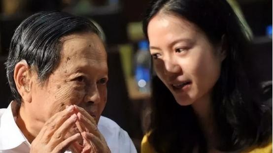 ?曝杨振宁疑病危！学术界为其祈祷，翁帆24小时悉心照料，遗产到手