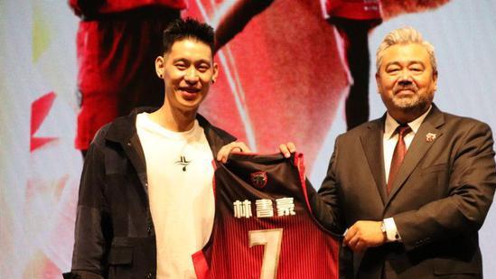 周杰伦|林书豪感谢周杰伦送外套，晒与黑人陈建州背影照