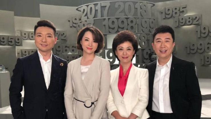 头一回见董卿这造型，烫金发化大浓妆差点认不出，女人味十足