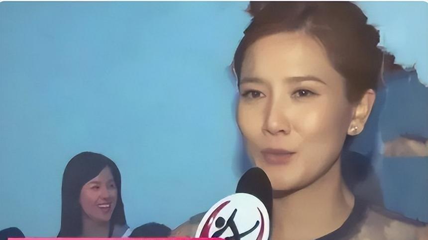 离婚后只字不提前夫侯勇，与女儿相依为命，如今45岁如冻龄少女