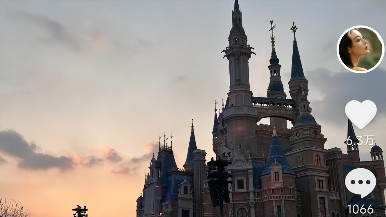 张馨予|张馨予妇女节晒老公视角秀恩爱，穿红衣开心灿笑，筷子腿吸睛十足