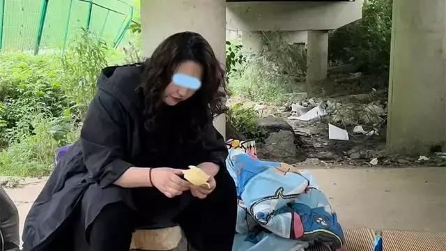化妆 流浪女在桥底下喝酒化妆，白白胖胖还注意形象，常被陌生男人带走
