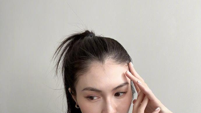 何穗|国际名模何穗分享新写真，低胸背心凸显雪白肌肤和苗条身材