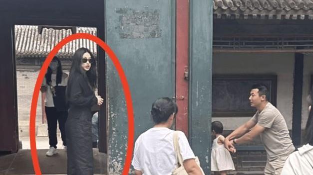 朱珠|颐和园偶遇朱珠一家三口，女方身材臃肿遭吐槽，路人视角太过普通