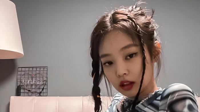 jennie|Jennie闯好莱坞擦边后，演唱会中途退场，知情人称她一天都在呕吐