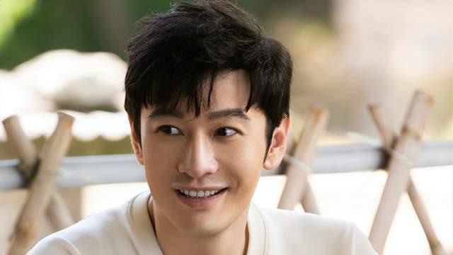 杨颖晒母子合影，与爱犬阿黄同框，被指暗讽黄晓明