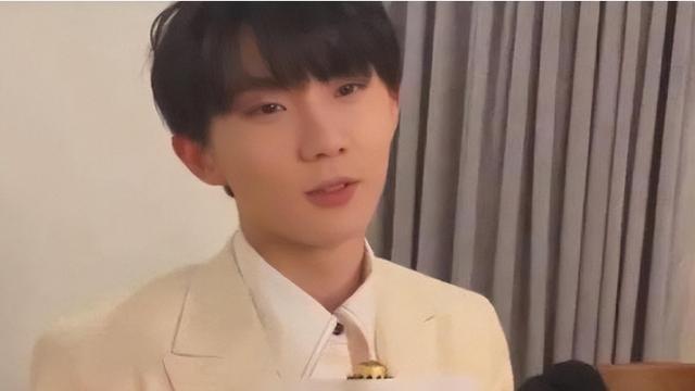 有种倔强叫“颜值天花板”，滤镜一丢就原形毕露，尬吹颜值不羞吗