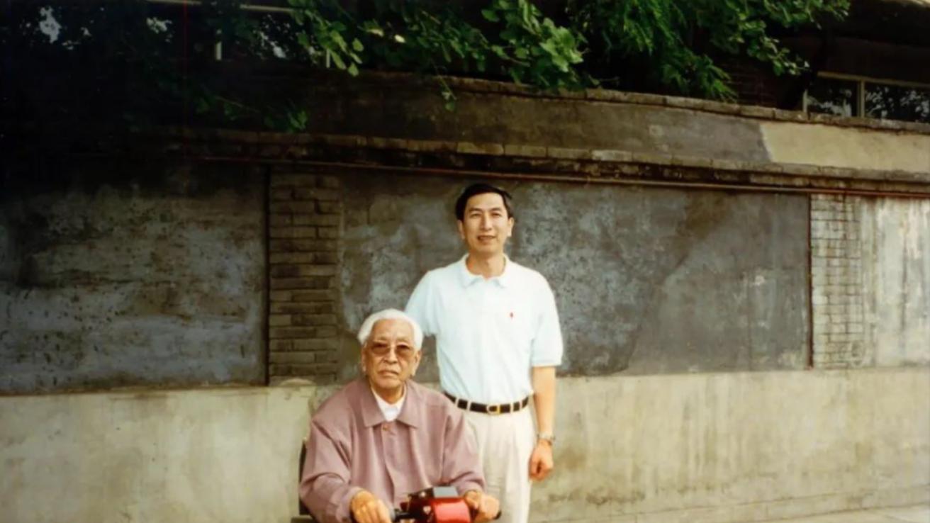 耿飚将军的儿子清华大学毕业后找工作，他帮别人不帮儿子